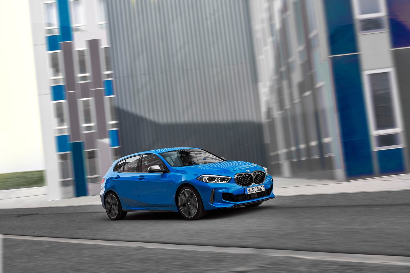 C:\Users\Jialing\Desktop\20190605\Car Guide\bmw1-touban\5ceb96e6ec05c41468000049.jpg