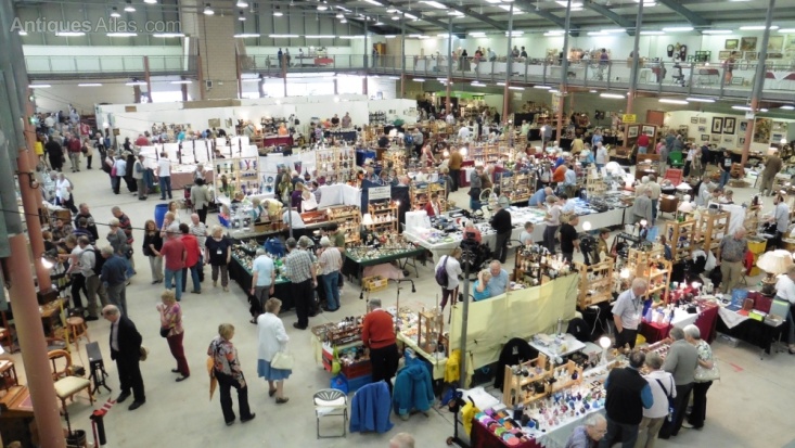 E:\650-20190622\Final\B Section\B04 Life-Oliver\builthwellsantiquesfair5b.jpg