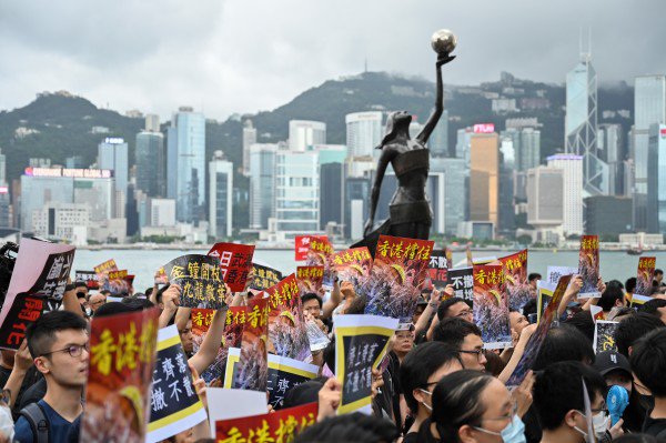 7月7日，23萬香港人參加了九龍「反送中」遊行，遊行人士手持《看中國》印刷的「香港撐住」畫報。