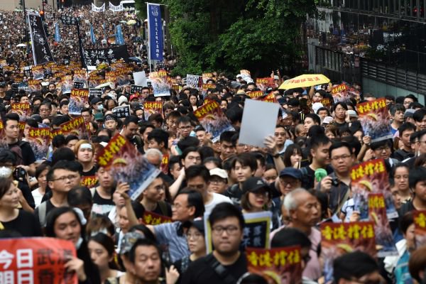 7月7日，23萬香港人參加了九龍「反送中」遊行，遊行人士手持《看中國》印刷的「香港撐住」畫報。