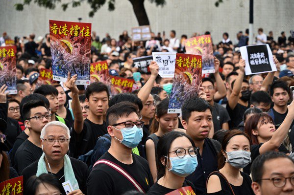 7月7日，23萬香港人參加了九龍「反送中」遊行，遊行人士手持《看中國》印刷的「香港撐住」畫報。