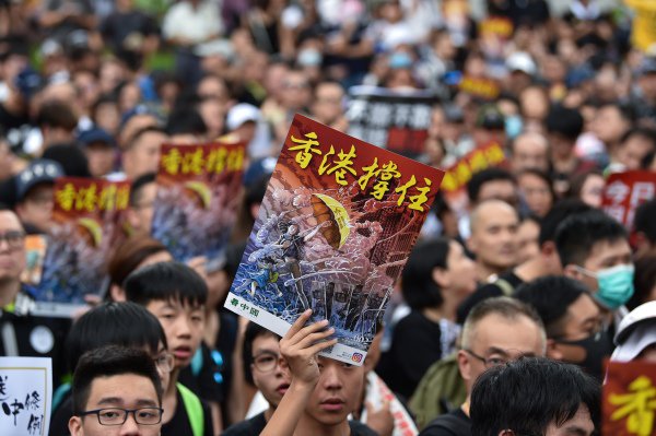 7月7日，23萬香港人參加了九龍「反送中」遊行，遊行人士手持《看中國》印刷的「香港撐住」畫報。