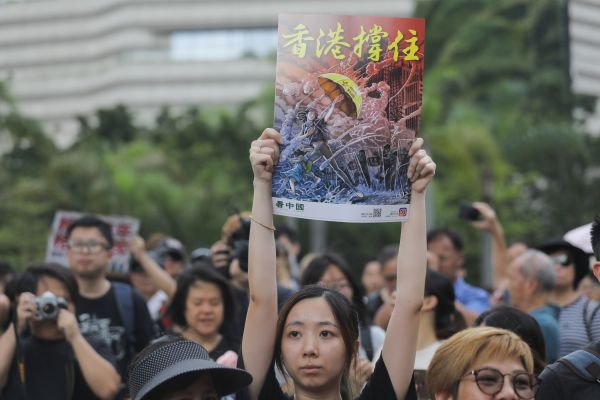 7月7日，23萬香港人參加了九龍「反送中」遊行，遊行人士手持《看中國》印刷的「香港撐住」畫報。