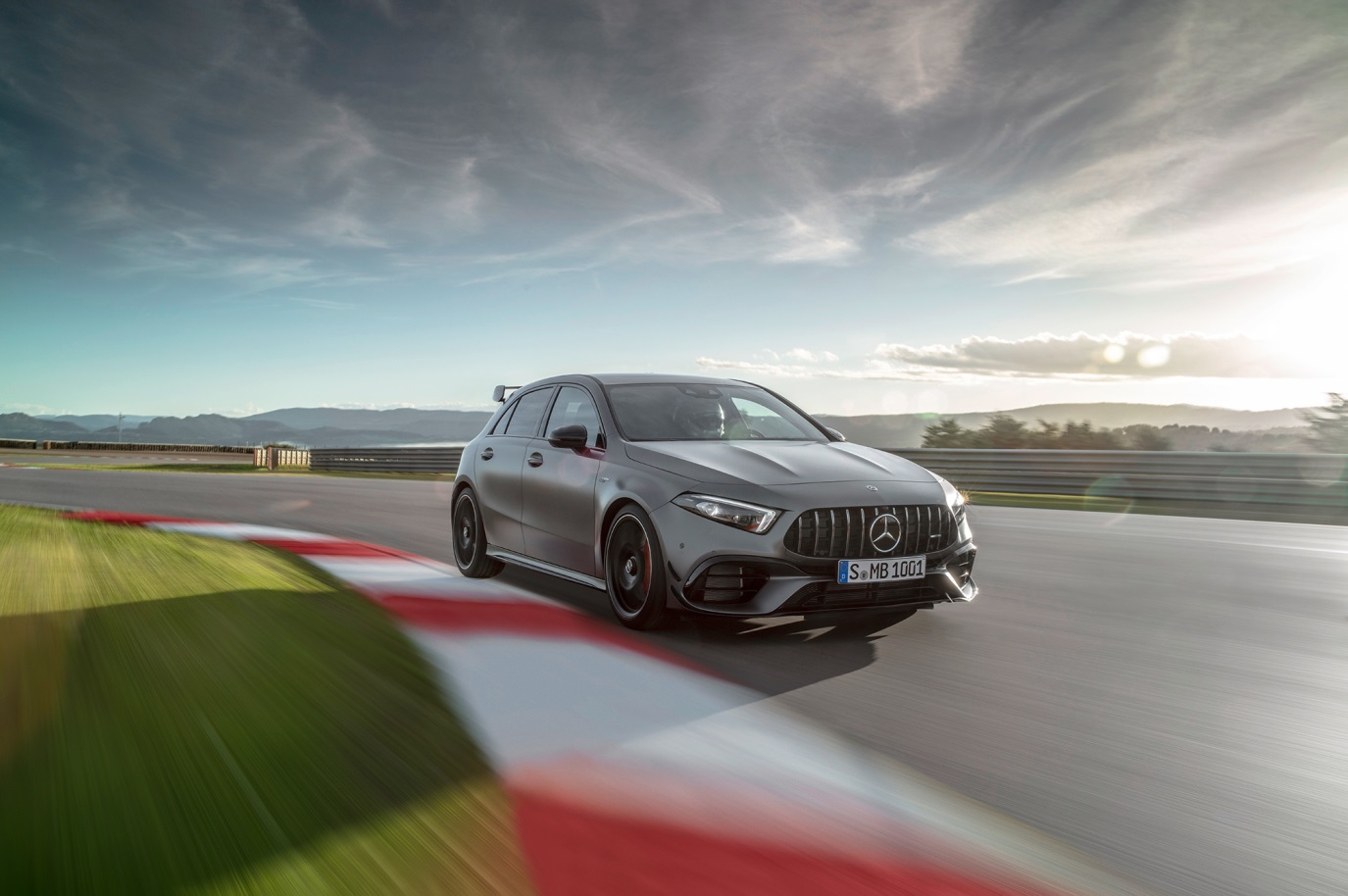 C:\Users\Jialing\Desktop\Renee 給墨爾本文章 7月23日周三\發給墨爾本20190717周三\車\Car Guide\AMG A45\5d1e194bec05c48e55000137.jpg