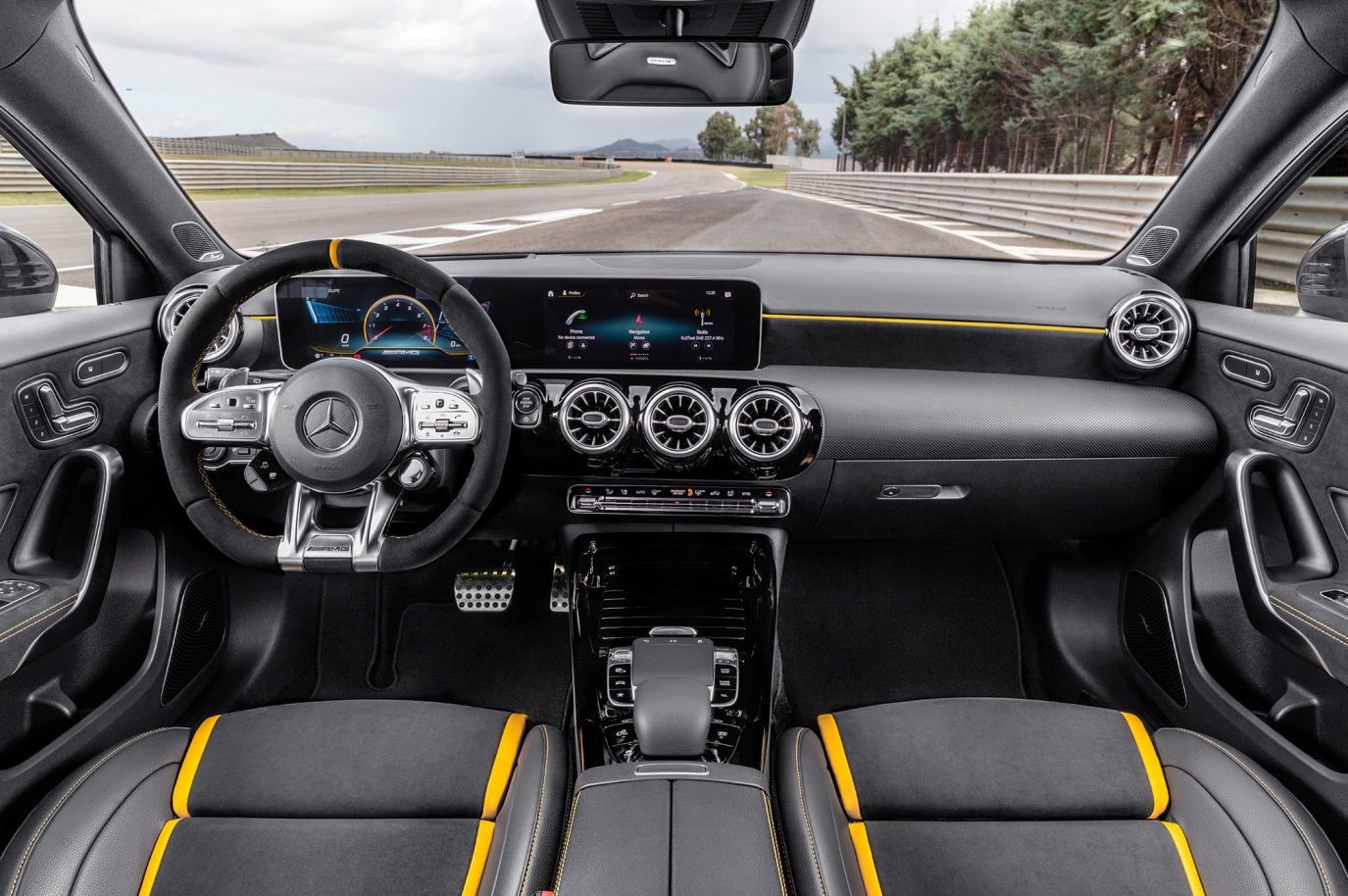 C:\Users\Jialing\Desktop\Renee 給墨爾本文章 7月23日周三\發給墨爾本20190717周三\車\Car Guide\AMG A45\5d1e194aec05c48e550000e1.jpg