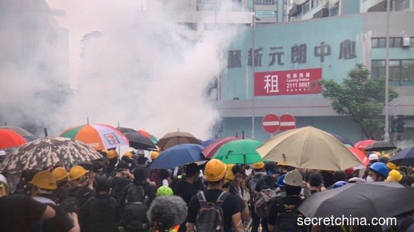原本和平的逛街再次演變成警民衝突，警方施放催淚彈驅散示威者。（圖片來源：周秀文／看中國攝影）
