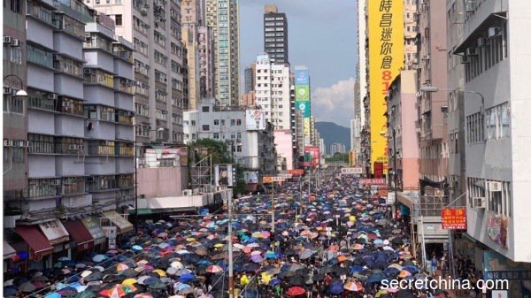 来元朗“逛街”的港人,挤满元朗大马路,一片伞海场面壮观。(图片来源:周秀文/看中国摄影)