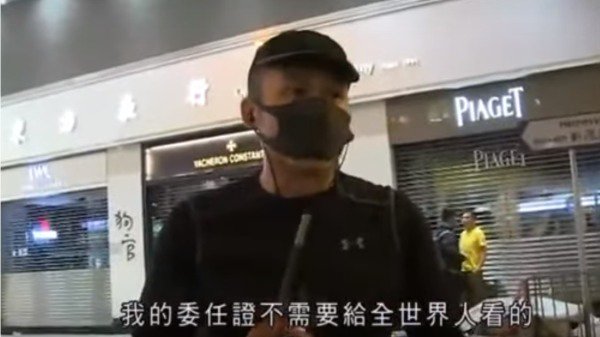 港警又被抓包了，无耻至极！昨日香港铜锣湾晚上10时许，有目击者称乔装成示威者的黑衣人混入前线挑起事端。