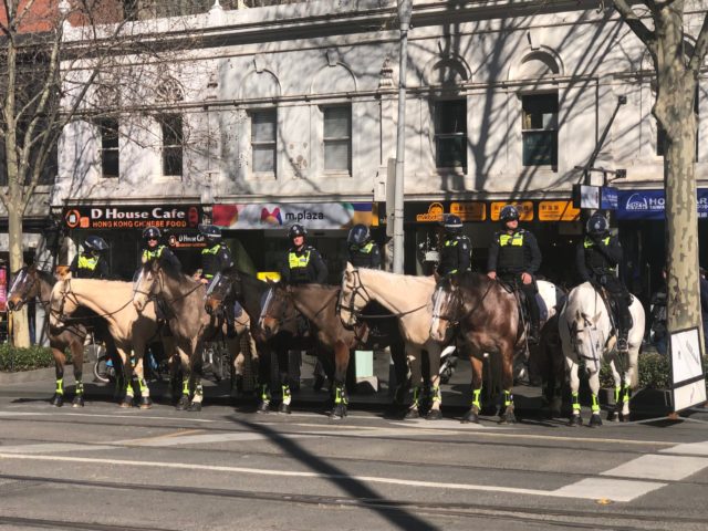 一排骑警镇守街道 （图片来源：看中国记者）