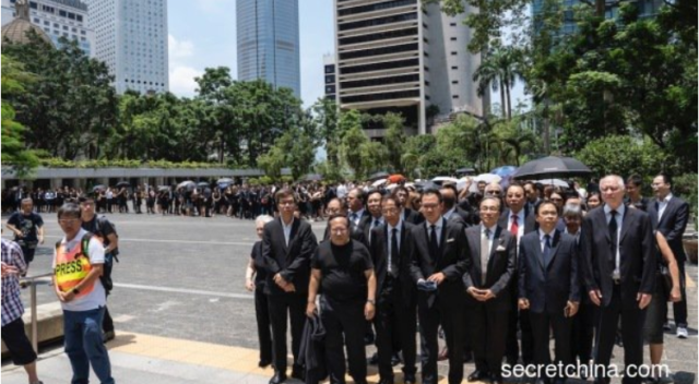 香港法律界举行九七回归后第6次法律界“黑衣游行”，同时也是人数最多的一次，他们反对律政司政治检控，并要求成立独立调查委员会。（图片来源：周秀文／看中国摄影）