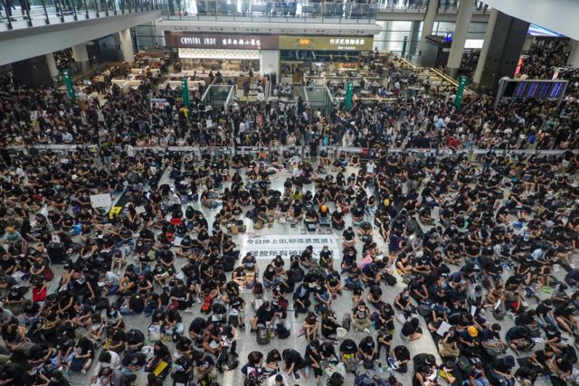 è¿5000åç¤ºå¨èå¨ä¸ä¸åå¨é¦æ¸¯æºåºéä¼è¦æ±âé»è­¦è¿ç¼âãï¼å¾çï¼çä¸­å½æå½±/çä¸è¯ºï¼