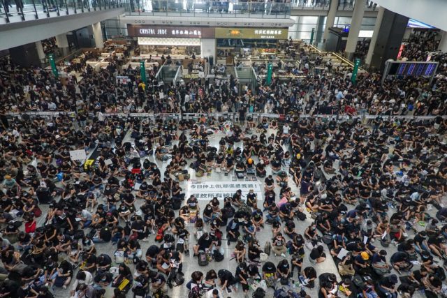近5000名示威者周一下午在香港機場集會要求「黑警還眼」。（圖片：看中國攝影/王一諾）