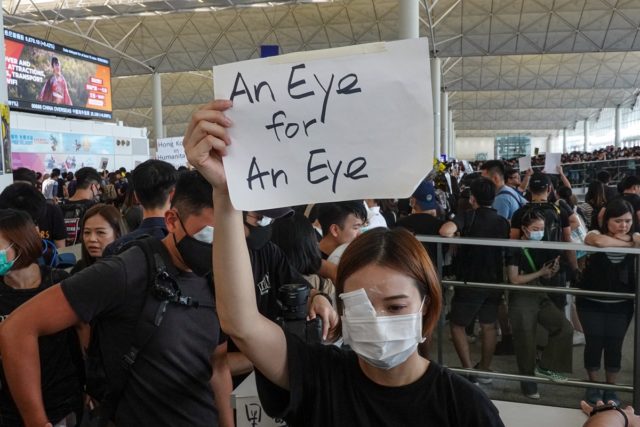 一些示威者用黑布蒙眼，以此象征为被射中右眼的女子“讨回眼睛”。（摄影：看中国/王一诺）