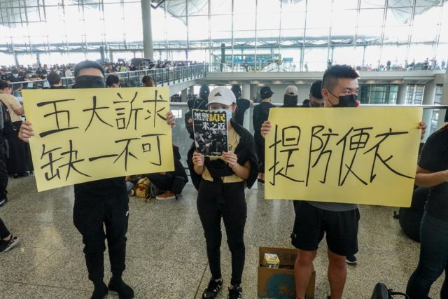近5000名示威者周一下午在香港機場集會。（攝影：看中國/王一諾）