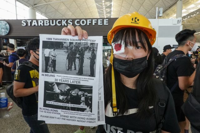 一些示威者用黑布蒙眼，以此象徵為被射中右眼的女子「討回眼睛」。（攝影：看中國/王一諾）