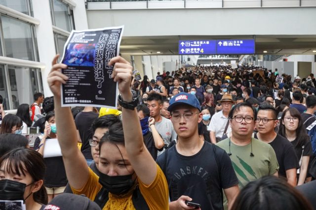 近5000名示威者周一下午在香港机场集会。（摄影：看中国/王一诺）