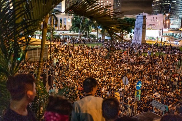 約6萬港人參加周五（16日）晚在遮打花園舉辦的「英美港盟　主權在民」集會。（Anthony Kwan/Getty Images）