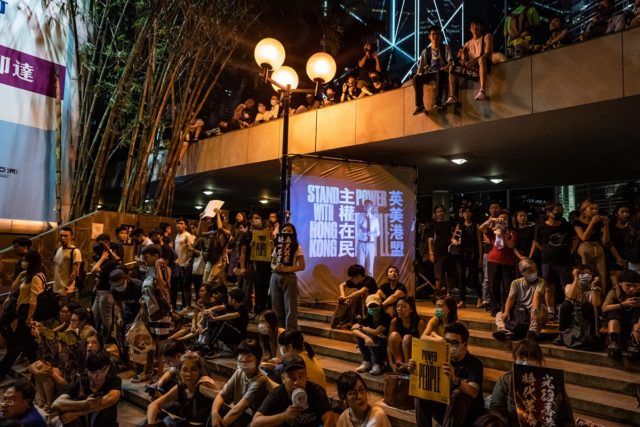 約6萬港人參加周五（16日）晚在遮打花園舉辦的「英美港盟　主權在民」集會。（Anthony Kwan/Getty Images）