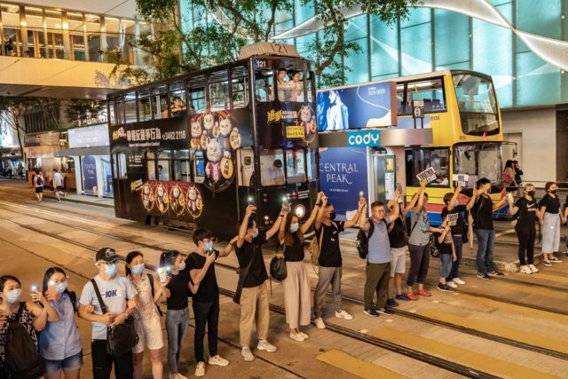 周五（23日）晚超过21万港人参与手牵手人链活动。（Anthony Kwan/Getty Images）