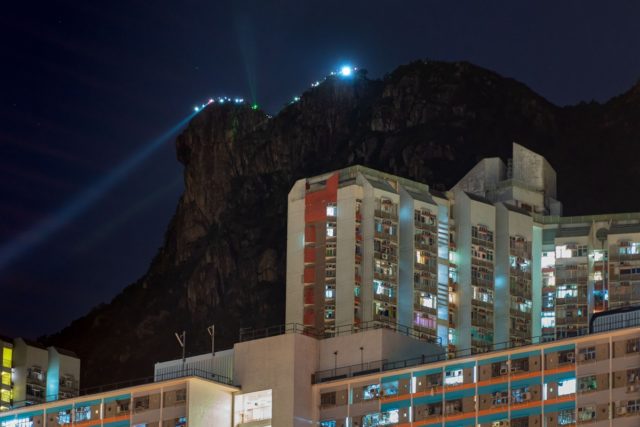 香港民眾周五晚自發登上獅子山，以手機燈光照亮山脊線。（Billy H.C. Kwok/Getty Images）