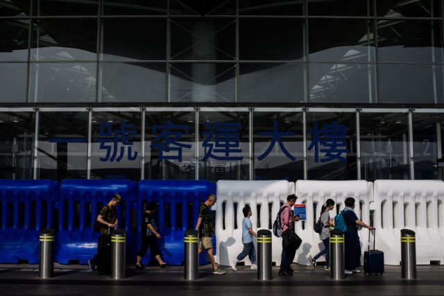 港鐵於中午12時暫停觀塘線多個站的列車服務。（ANTHONY WALLACE/AFP/Getty Images）