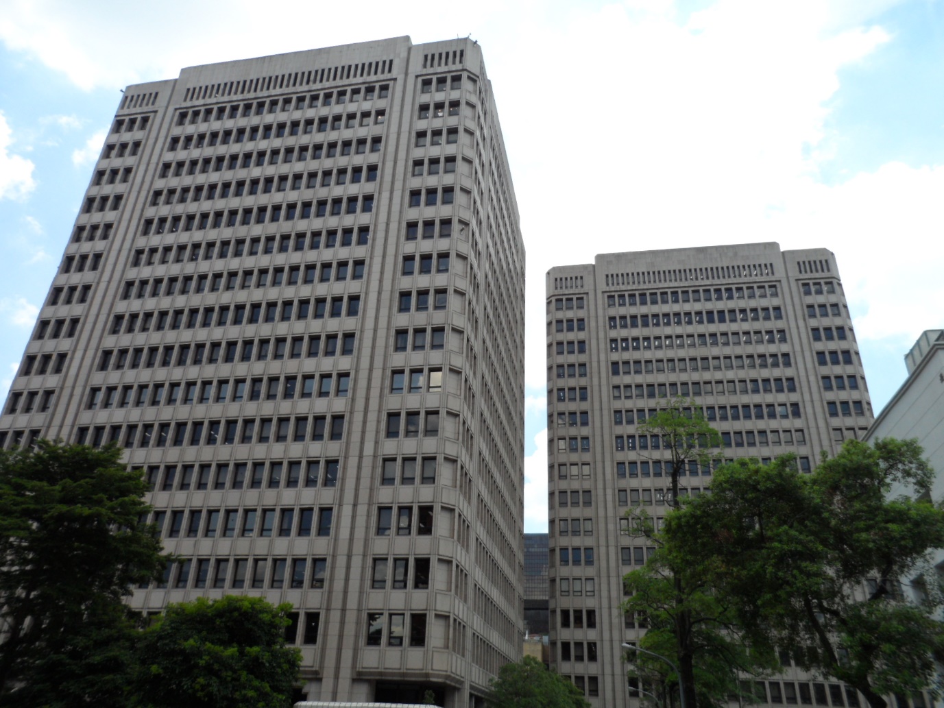 https://upload.wikimedia.org/wikipedia/commons/6/62/Joint_Central_Government_Office_Building%2C_Executive_Yuan_20130708.jpg