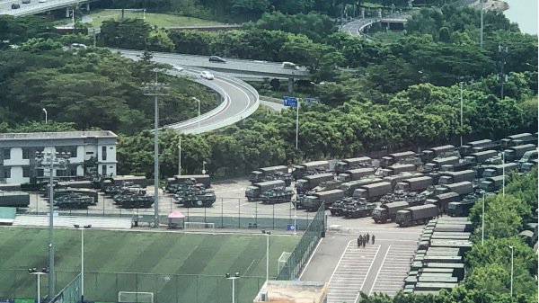 中共軍方卡車和裝甲運兵車於2019年8月15日在深圳體育場外集結。  （圖片來源：STR/AFP/Getty Images）