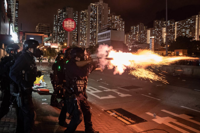 警方在8月5日黄大仙的抗议活动中发射催泪弹。（Anthony Kwan/Getty Images）