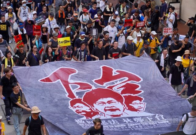 香港七一大游行，大批民众合力拉开巨型布条，表达希望香港特首林郑月娥下台的诉求。（中央社）