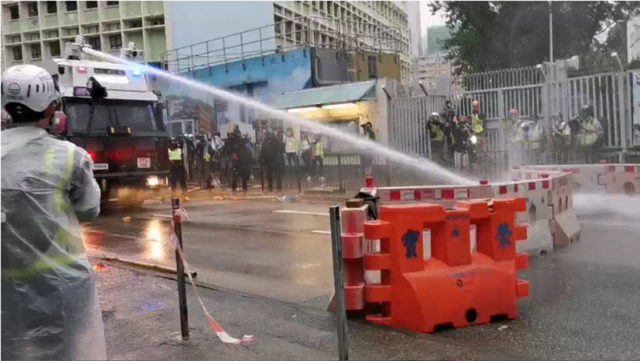 香港警方在荃葵青游行时首度出动水炮车。（图片来源：中央社）