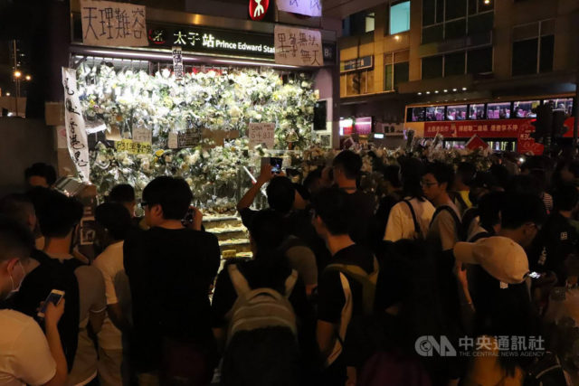 香港警察8.31在港铁太子站无差别攻击市民引发反送中示威者在太子站集结抗议 (图片来源:中央社)