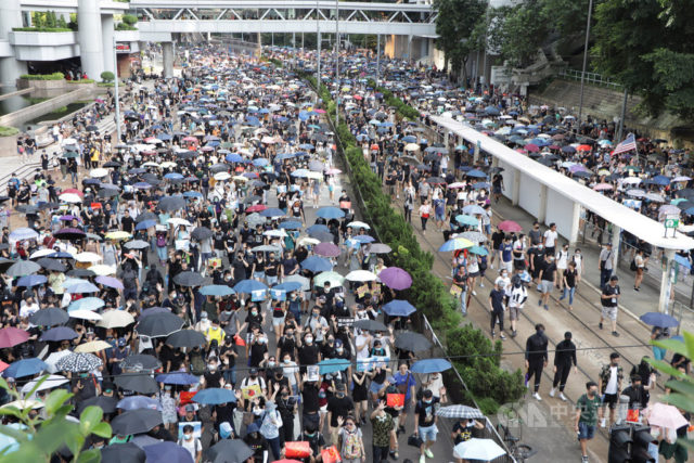 尽管民阵9月15日的游行申请遭警方拒绝 据报当天仍有近10万港人上街表达诉求（图片来源：中央社）