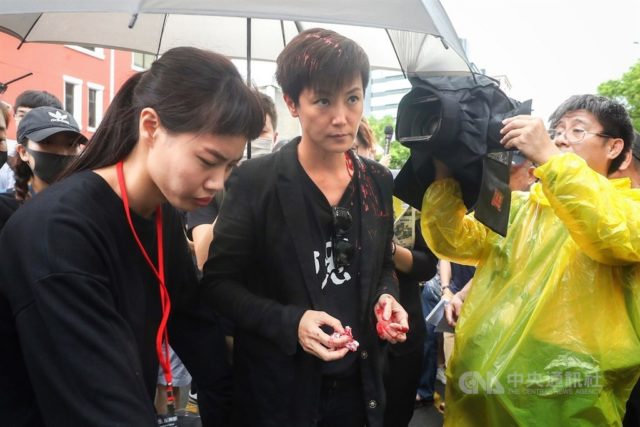香港歌手何韵诗在9月29日台湾反送中集会上遭亲共人士泼漆（图片来源：中央社）
