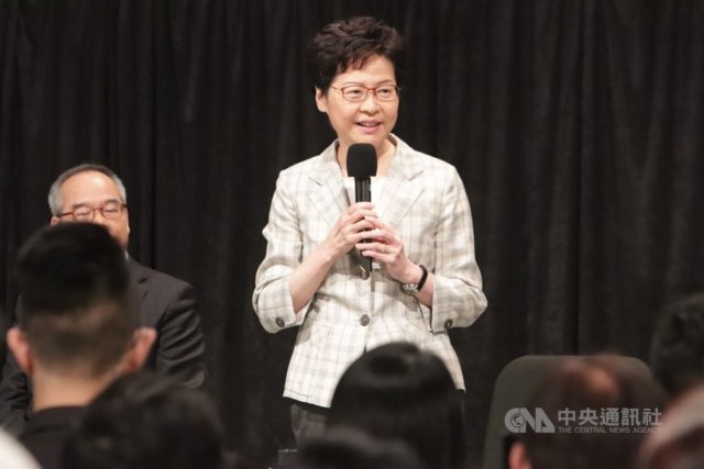 港府首场“社区对话”周四（26日）晚19时-21时在湾仔伊利沙伯体育馆（伊馆）举行，行政长官林郑月娥联同食物及卫生局长陈肇始、民政事务局长刘江华等4名决策官员与现场150名市民对话（图片来源：中央社）