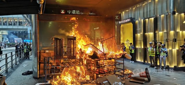 9月8日香港地铁中环站外杂物焚烧起火 （图片来源：中央社）