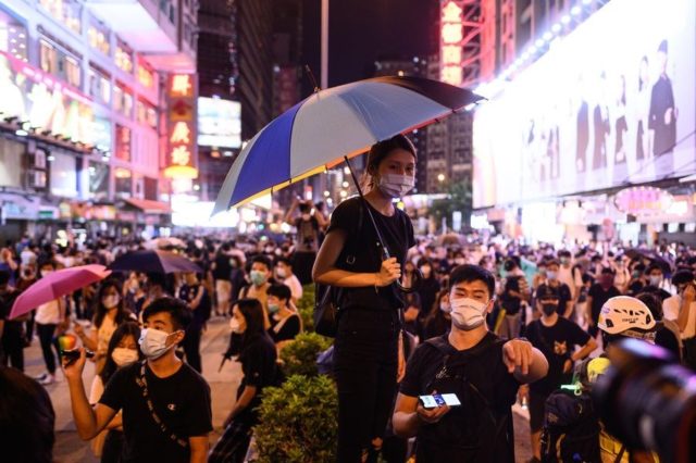 香港周五(6日)晚再上演示威者与警察的严重冲突