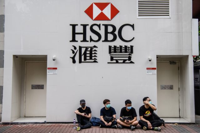香港汇丰银行门外的香港反送中示威者 (图片来源:ANTHONY WALLACE/AFP/Getty Images)