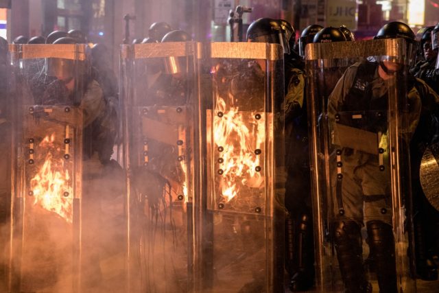 香港周五（6日）晚再上演示威者与警察的严重冲突