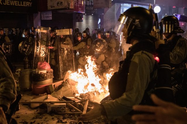 香港周五（6日）晚再上演示威者與警察的嚴重衝突