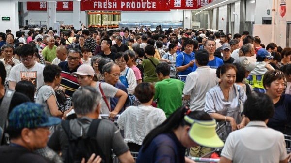 美國倉儲式零售巨頭Costco在上海分店開業後場內人頭攢動的火爆場景