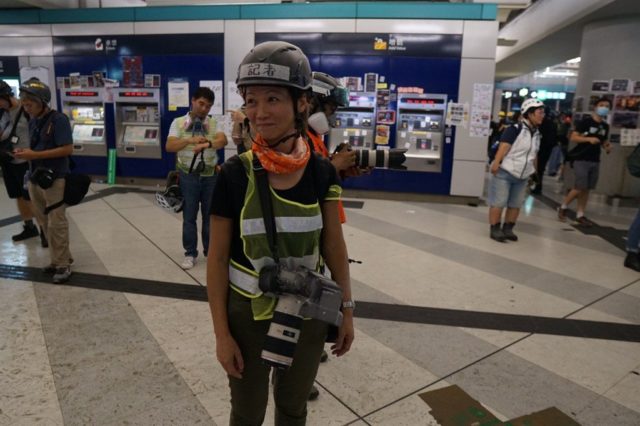 HKFP特约记者遭警方拘捕。（图片来源：tomgrundy twitter）
