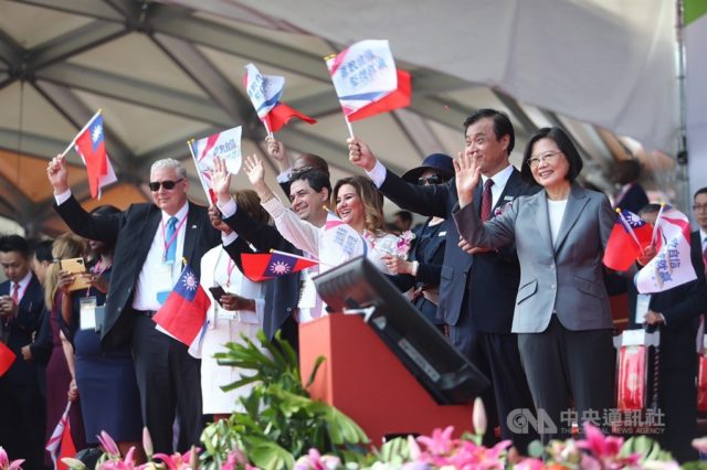 中華民國108周年國慶台灣總統蔡英文與立法院長蘇嘉全在觀禮台（圖片來源：中央社）