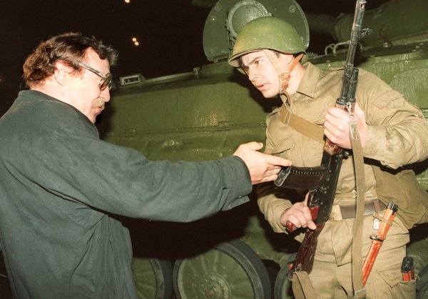 1991年8月20日晚，一名民主示威者，他是真男兒，勸阻一名蘇聯士兵不要向同胞開槍。