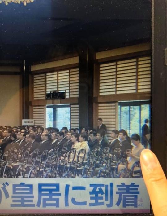 连登讨论区有网民贴出林郑滑手机照片。(图片来源:LIHKG讨论区截图)