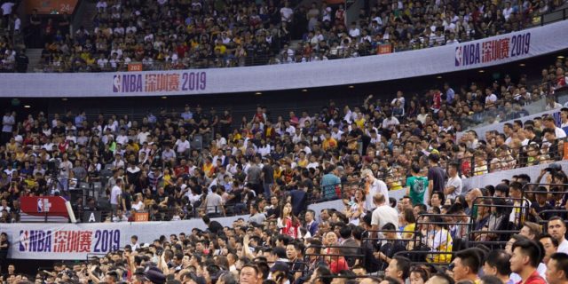 10月12日NBA在深圳的球赛座无虚席（图片来源：STR/AFP via Getty Images）