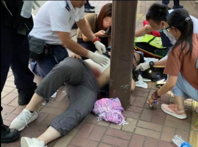 19歲男子遭大陸男子刺傷腹部。（圖片來源：香港連登論壇）