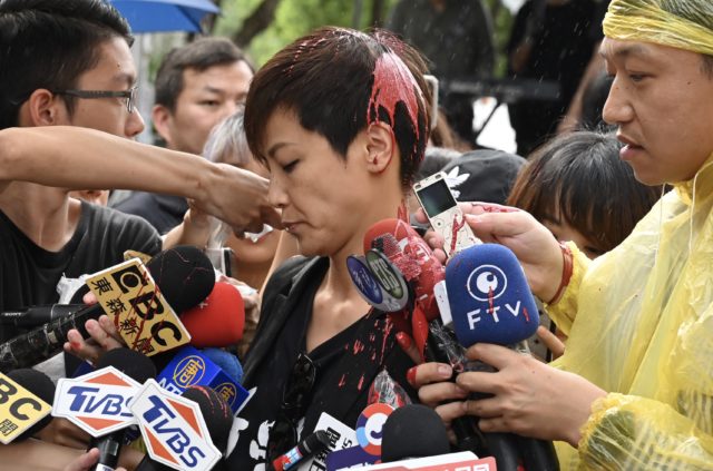 香港歌手何韵诗在参加台湾反送中运动中遭亲共人士泼漆（图片来源：SAM YEH/AFP/Getty Images）