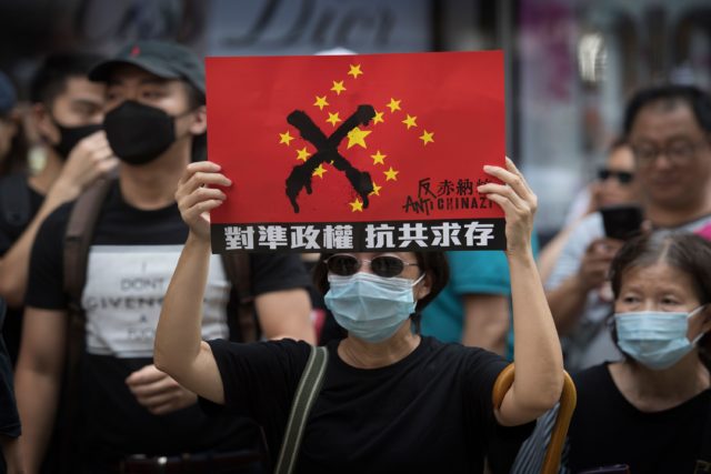 香港市民在中共建政70周年当天上街参与反送中游行表达五大诉求（图片来源：MARK RALSTON/AFP/Getty Images）