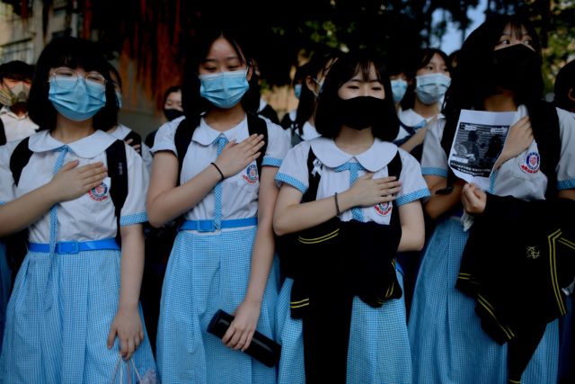 10月1日香港高中生曾志健遭警察開實彈擊中胸口引發輿論嘩然。曾志健的校友以及支持反送中的學生和市民翌日在曾所在的高中外發起靜坐抗議（圖片來源： MOHD RASFAN/AFP via Getty Images）