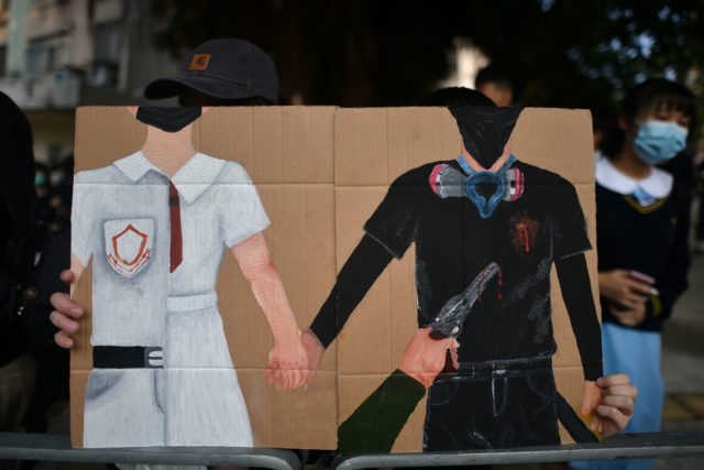 10月1日一名支持反送中的高中生在荃灣被警察打中左胸引發中學生們在何傳耀紀念中學門前集會抗議警方過度使用暴力（圖片來源： MOHD RASFAN/AFP via Getty Images）